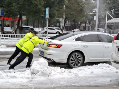 鄂州交警：闻“雪”而动 全警“制”冻！