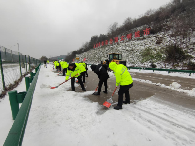 冰雪下的“交通执法蓝”！市交通运输综合执法支队吹响除冰扫雪保畅集结号