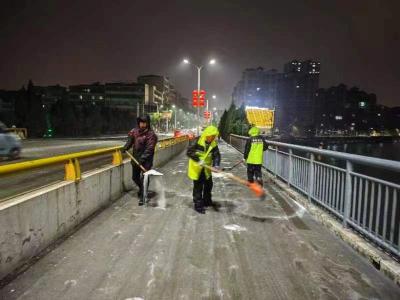 市市政设施管理处：以雪为令  一线迎战低温冰雪