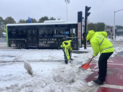 低温冰雪冻雨天气来袭 交警部门迎风冒雪全力护航