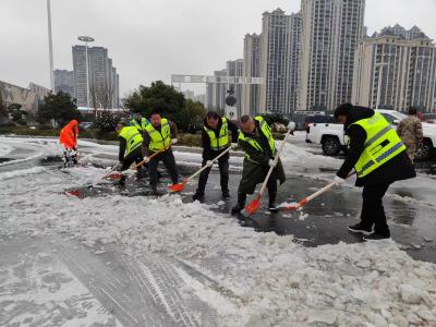 市城管委铲雪除冰为市民出行“保驾护航”