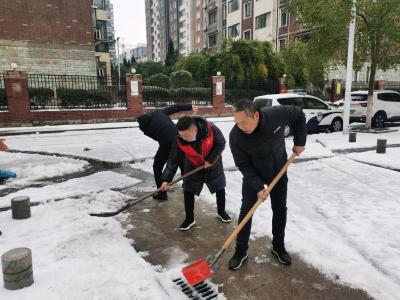 石山社区：扫雪铲冰志愿行 一起扫出“暖心路”