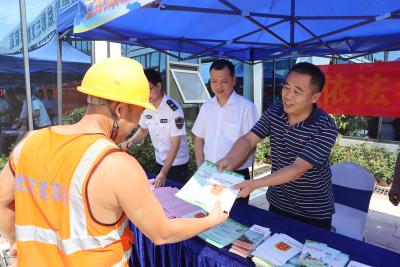 市人社局开展工伤预防建筑工地宣传活动