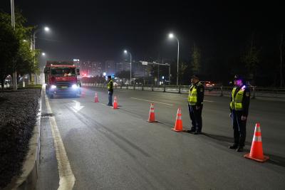 开展专项治超行动  护航道路交通安全