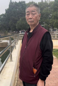 “我会游泳，不能看到她活生生的没了” 咸安70岁退役老兵跃入冰冷河水救人