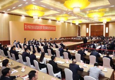 湖北代表团举行开放团组会议 中外媒体聚焦湖北加快建成支点 王忠林李殿勋等回答记者提问