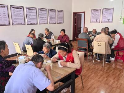 蒲团一顿爱心午餐治愈了一群老人
