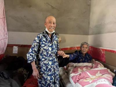 蒲团七旬老人不离不弃，用爱演绎无声“搀扶”