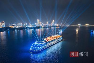 光影绘长江，知音话未来，嘉宾打卡“古琴号”沉浸式感受武汉之夜