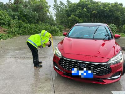 人保财险鄂州市分公司：向险而行，暴风雨中守护市民安全出行