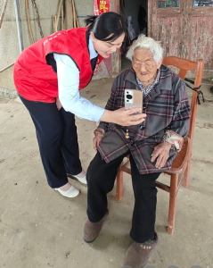 高龄认证后，华容镇铁咀村李奶奶有了低保保障