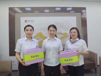 鄂州中行开展职工中考子女慰问活动