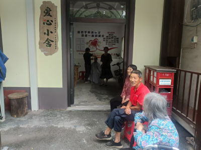 爱心小舍情暖桑榆 义剪寿宴共贺古稀