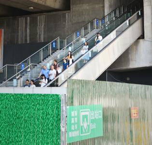 烈日下，鄂州火车站出站口“整形”忙