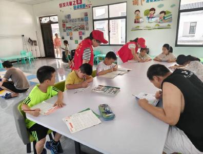 家门口的“趣”托班 银龄巧手志愿服务队为刘花村儿童编织七彩夏日