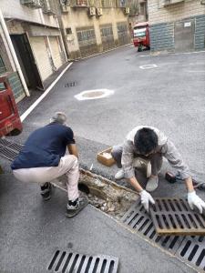 华容两名热心居民“驯服”小区“哐当怪”