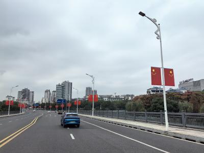 城市盛装迎国庆  街头飘起“中国红”