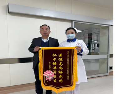 鄂州市中心医院：两大重症监护室接力抢救上演“生死时速”