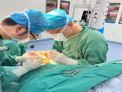 手术台前突发心梗，他选择先救患者