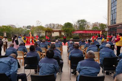 东塔社区：文艺轻骑送温暖 关爱欢歌润心田