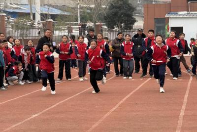 趣味运动燃冬日 周汤少年展风采 ——华容镇周汤小学举行2025年校园趣味运动会