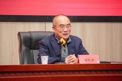 在平凡中铸造匠心 做挺身而出的凡人  “人民英雄”张定宇激励长职学子技能报国