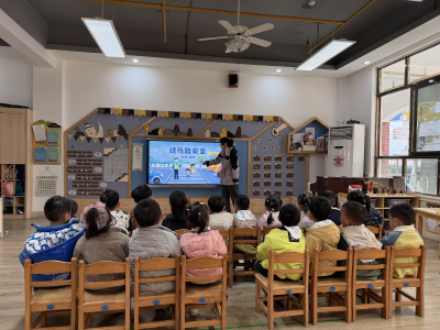 小手拉大手 交通法规一起守！鄂州市第一幼儿园开展“全国交通安全日”暨“国家宪法日”宣教活动