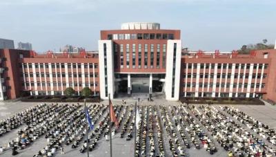 热心企业家心系桑梓  接力助学润泽鄂州高中