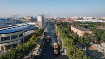 樊口街道五条路完成沥青摊铺