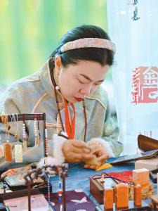 武汉非遗传承人王玮娜——“金石之光”点亮花湖文化星空