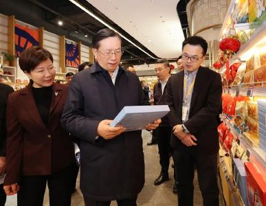 王忠林检查春节假期铁路运输、值班值守和市场保供稳价情况 加强服务保障 守牢安全底线 确保全省人民平安欢乐祥和过节 