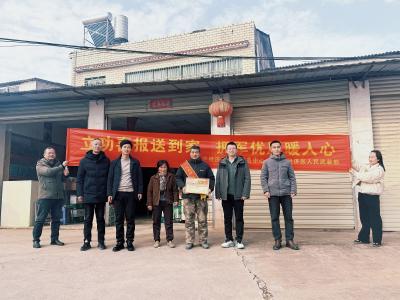 喜报登门传荣耀 拥军优属暖人心