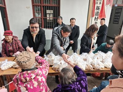 太保寿险鄂州中支开展“新春送温暖”慰问服务