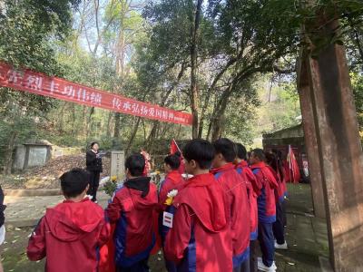 让爱国主义精神在少年心中扎根——凤凰街道司徒小学开展清明祭英烈主题教育活动 