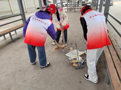 华容镇周汤小学：寻找身边“活雷锋” 让雷锋精神薪火相传