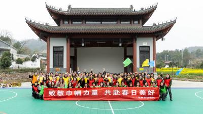 看！最美三月，她警色从容绽放