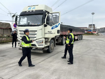 铁腕治超再攻坚  守护平安保畅通