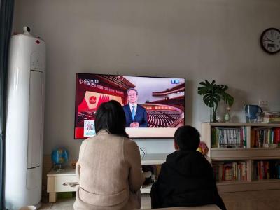 童眼看两会 童心系祖国——葛店二小开展  “红领巾学两会”主题教育活动