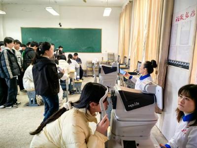 守护“睛”彩未来 筑牢光明基石——梁子湖区沼山中学视力筛查活动圆满完成