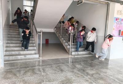 杨叶镇杨叶小学消防演练筑防线