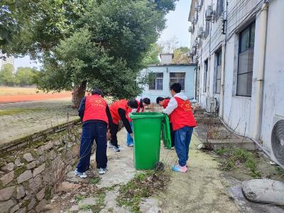 学雷锋 见行动—碧石中学开展校园卫生清扫志愿服务活动