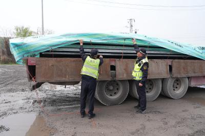 零容忍！外籍货车鄂州恶意冲岗 50 余次 违法人员被查获