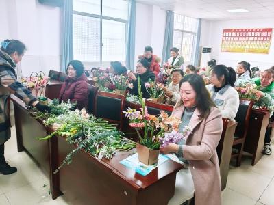 文明村镇创建 | 新庙镇马元村：巾帼展风采花香送温