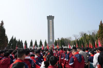 缅怀革命英烈 传承红色基因——市石山中学师生赴鄂城抗战英烈基地开展主题教育实践活动