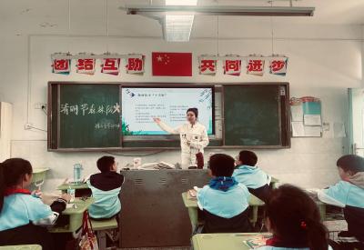 清明祭英烈 传承红色魂——碧石渡镇黄土咀小学开展清明祭扫活动