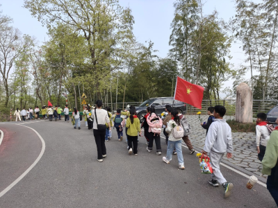 清明祭英烈 徒步承壮志——花湖镇华山小学徒步天平山开展祭扫活动 