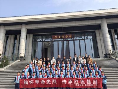 缅怀革命先烈 传承红色基因——葛店实验小学联合岱庙社区开展清明祭扫主题队日活动