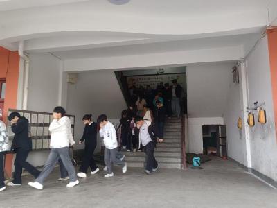 掌握逃生知识 守护生命安全——泽林高中清晨上演“生命必修课”
