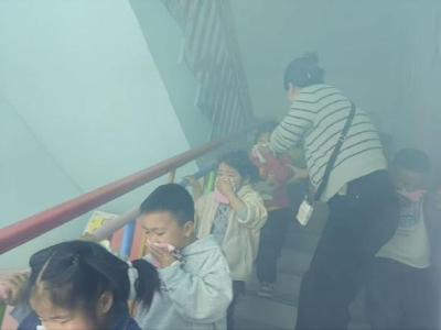 平安伴幼行 消防护家园——花湖镇中心幼儿园开展消防安全应急逃生演练