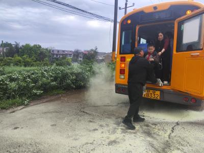 以练筑防护航出行 平安相伴守护成长——燕矶小学开展校车安全应急演练活动